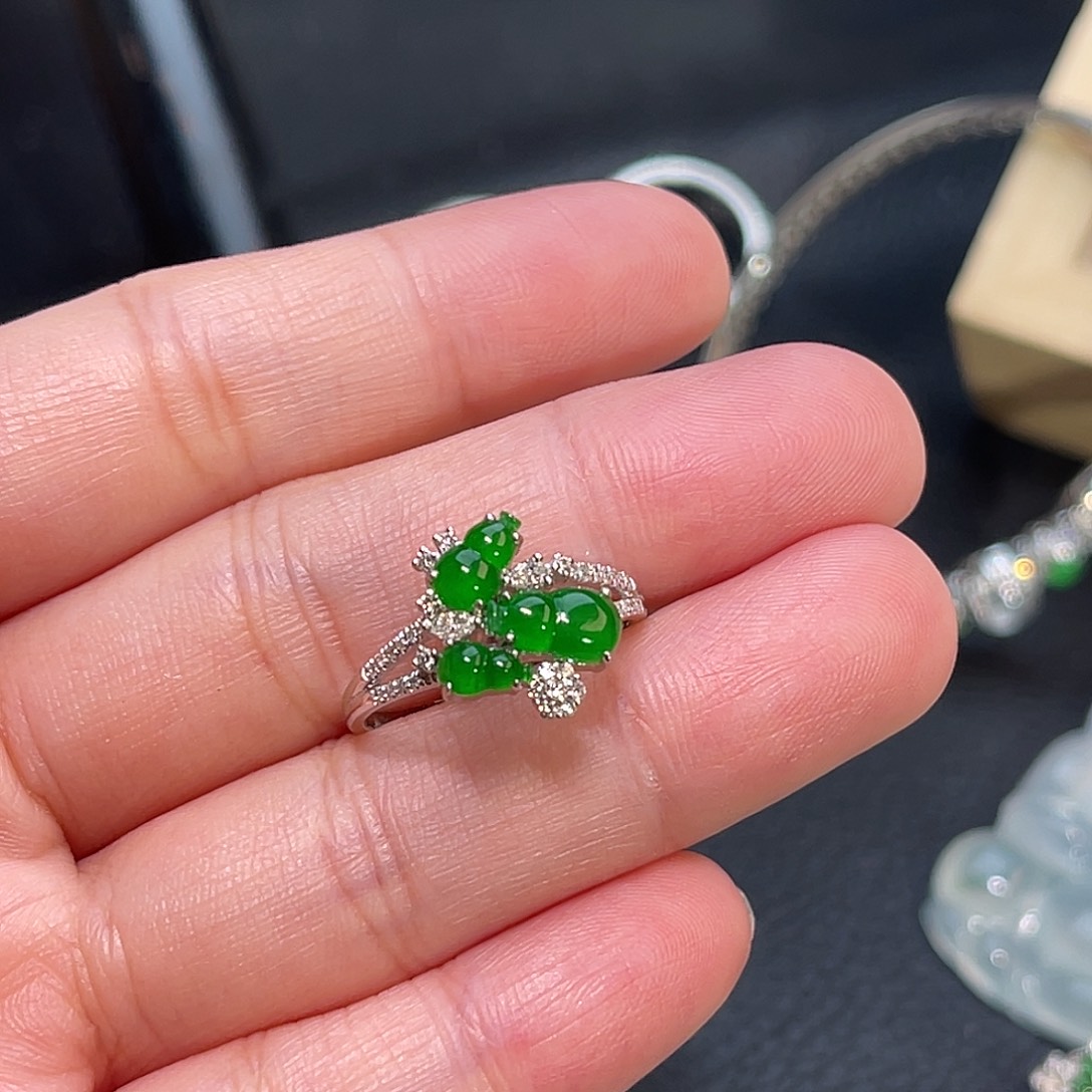 翡翠18K金镶嵌戒指阳绿葫芦