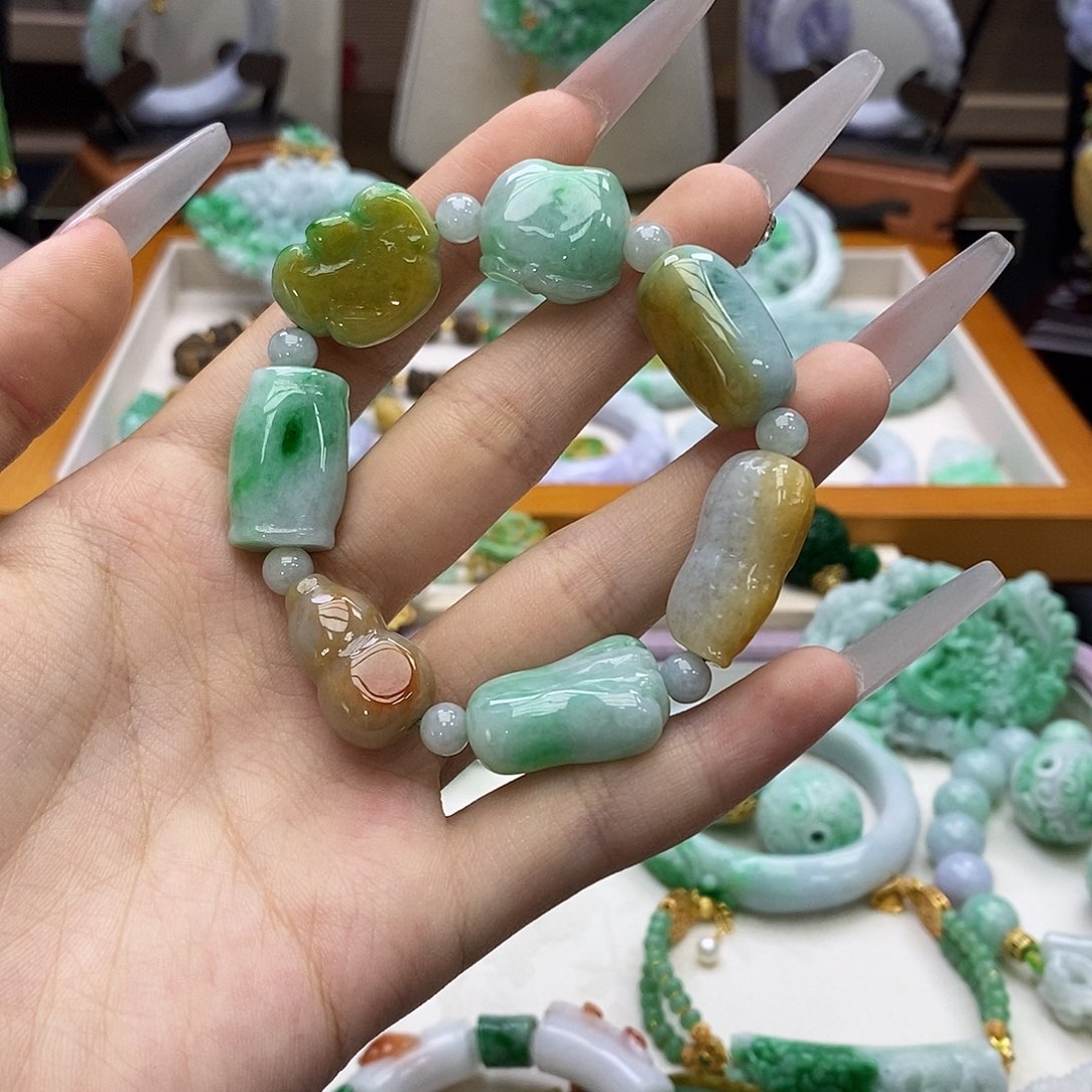 颈饰未镶嵌翡翠天然