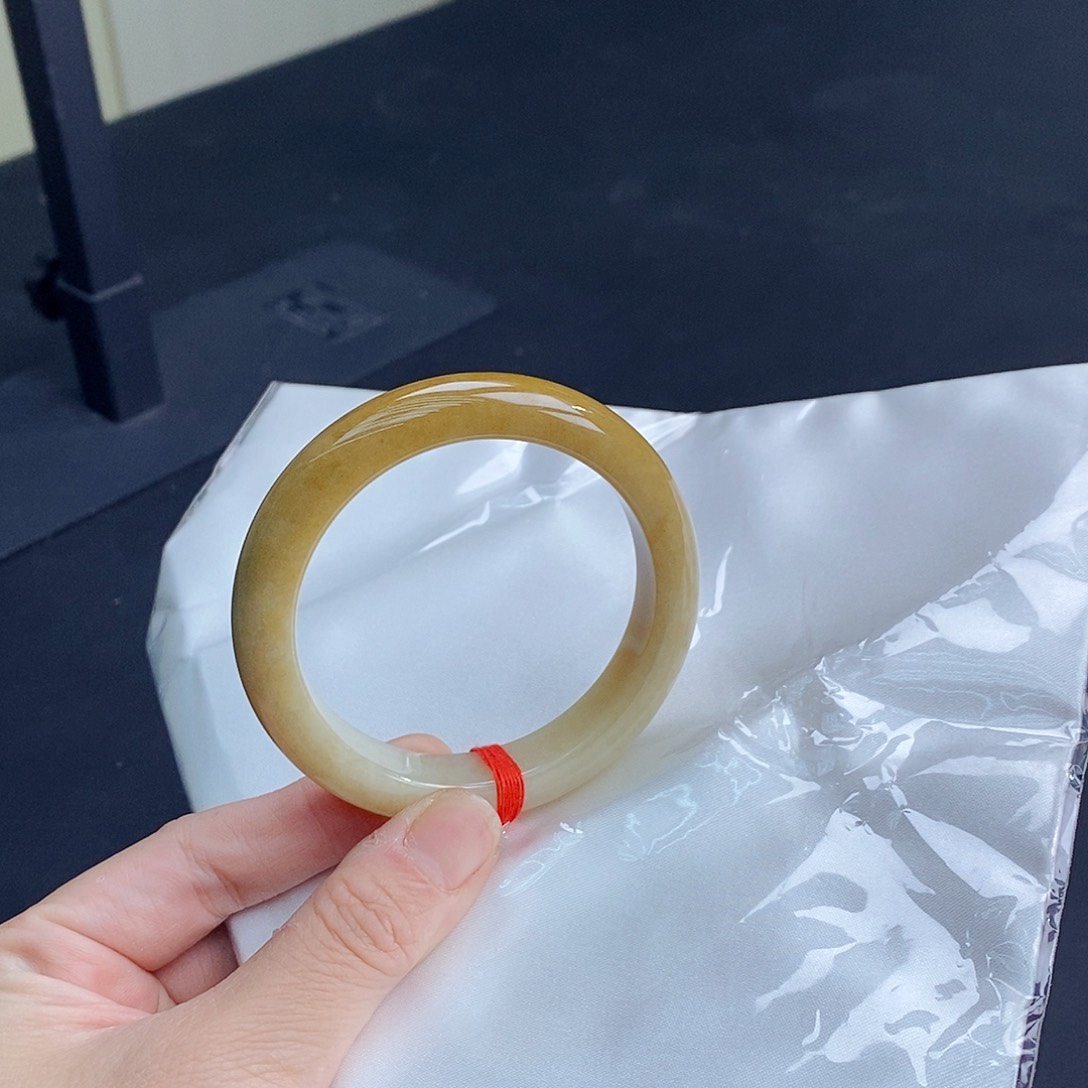 翡翠手镯未镶嵌翡翠