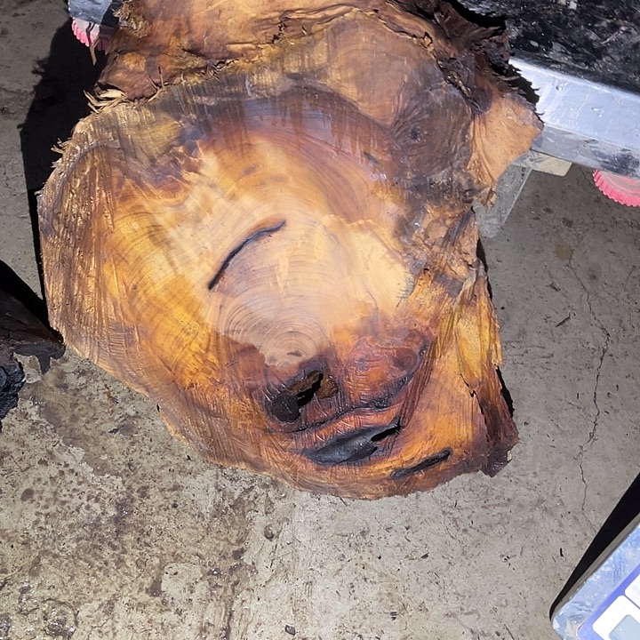 简***着金丝楠木原料摆件