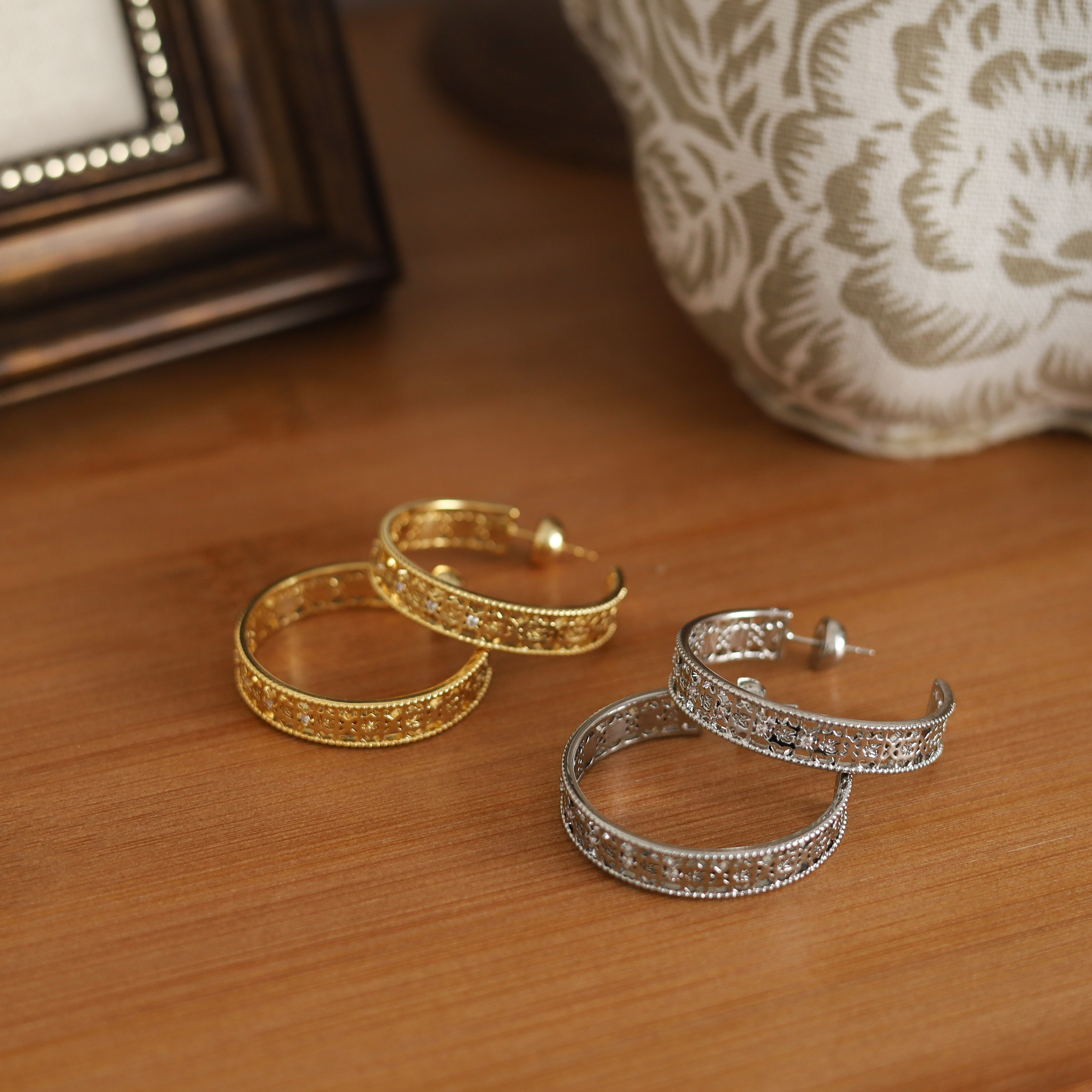 铜合金锆石耳饰 新款轻奢百搭高级感时尚镂空雕刻C型气质耳圈