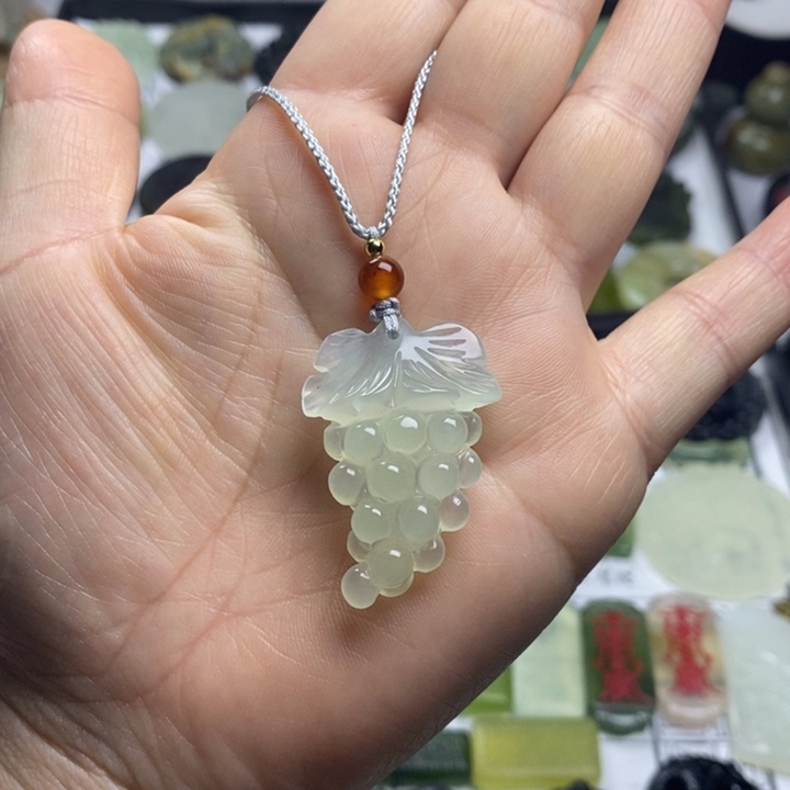 蛇纹石玉颈饰合金