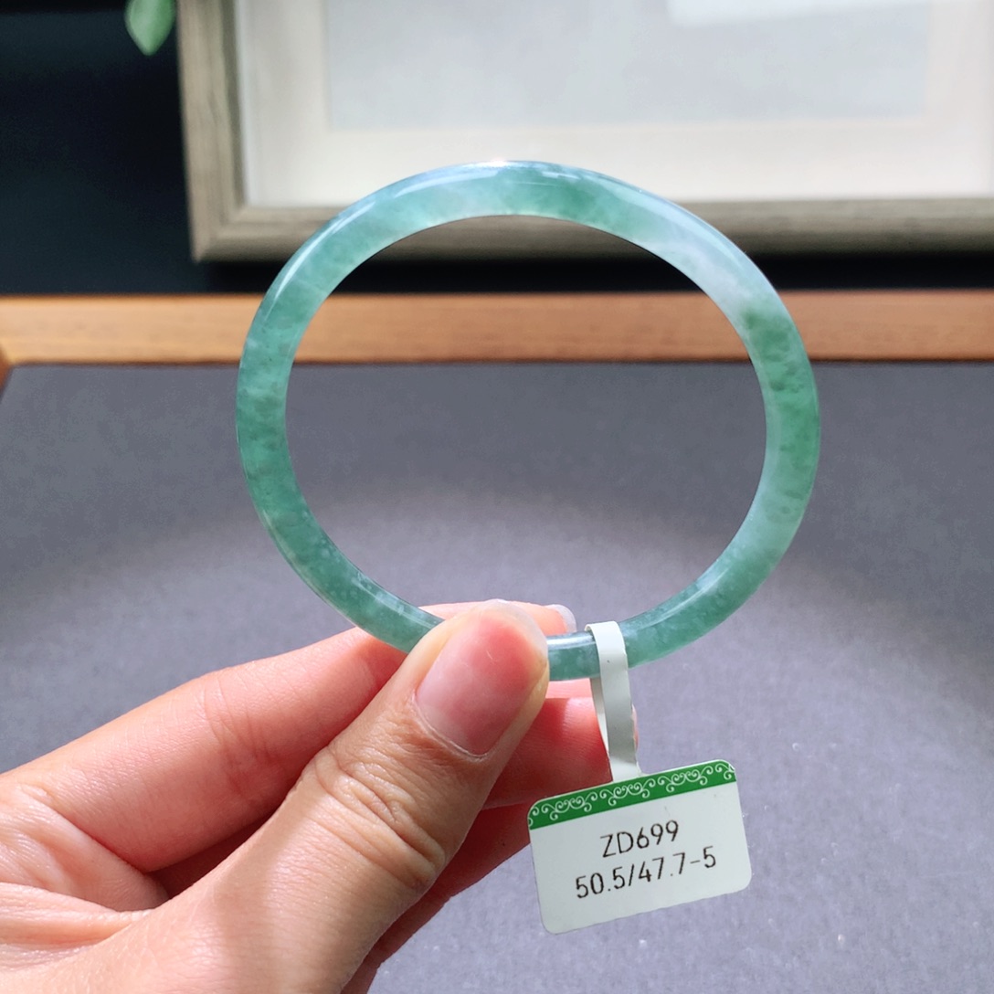 翡翠手镯未镶嵌噢****?天然翡翠手镯叮当镯