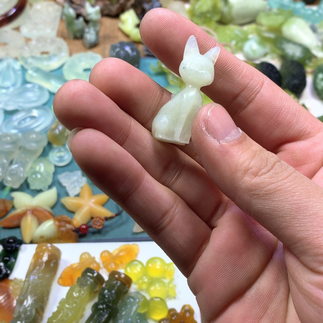 岫玉颈饰未镶嵌露娜猫