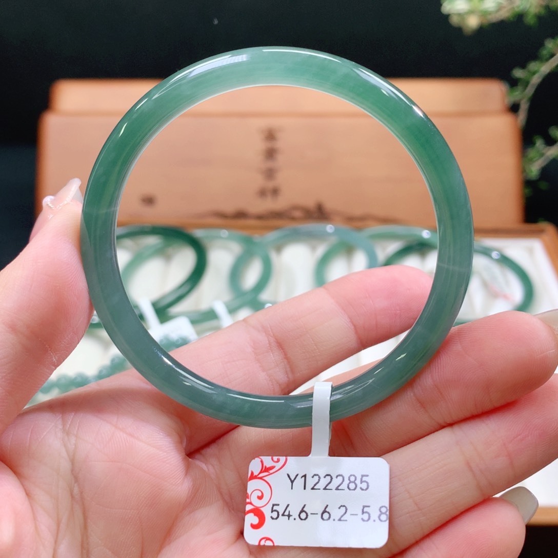 翡翠手镯未镶嵌天然