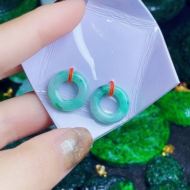 翡翠未镶嵌颈饰多样性