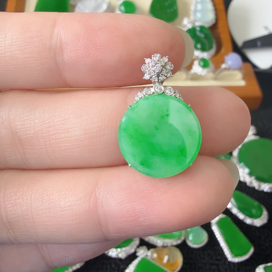 翡翠18K金镶嵌颈饰吊坠