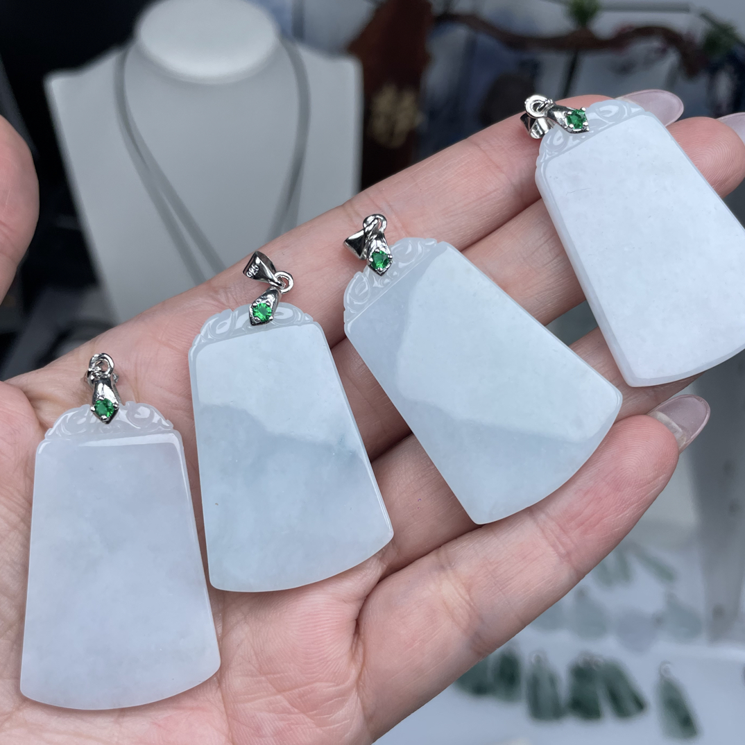 天然翡翠无事牌多样性发一件高40宽26厚3.5左右