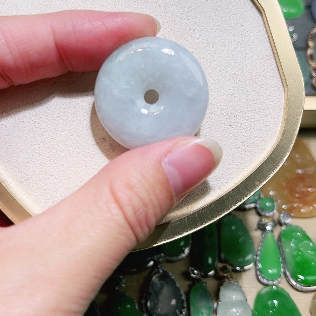 翡翠颈饰未镶嵌祼石