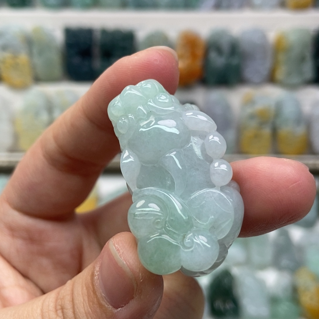 翡翠未镶嵌吊坠(赠链)