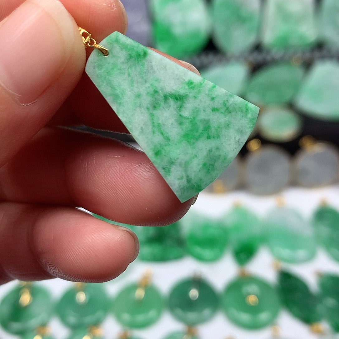 翡翠吊坠(不含链)18K金镶嵌