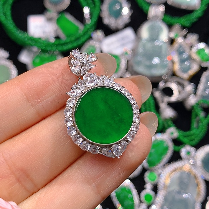 翡翠颈饰未镶嵌翡翠