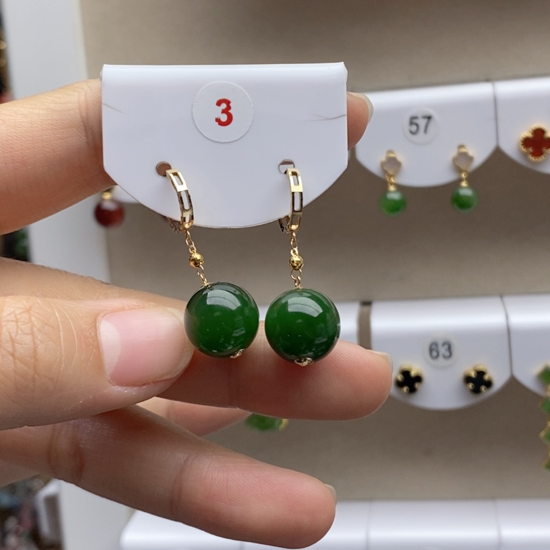 18K金镶嵌和田玉耳饰快****?