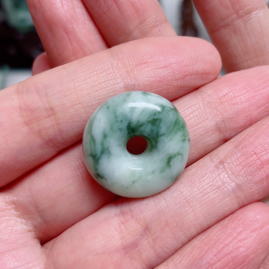 ：***点透闪石-蛇纹石玉未镶嵌颈饰