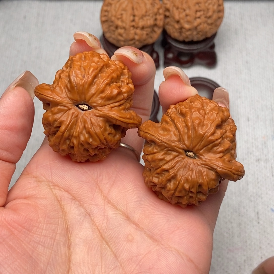 老***丁文玩核桃吊坠血麒麟