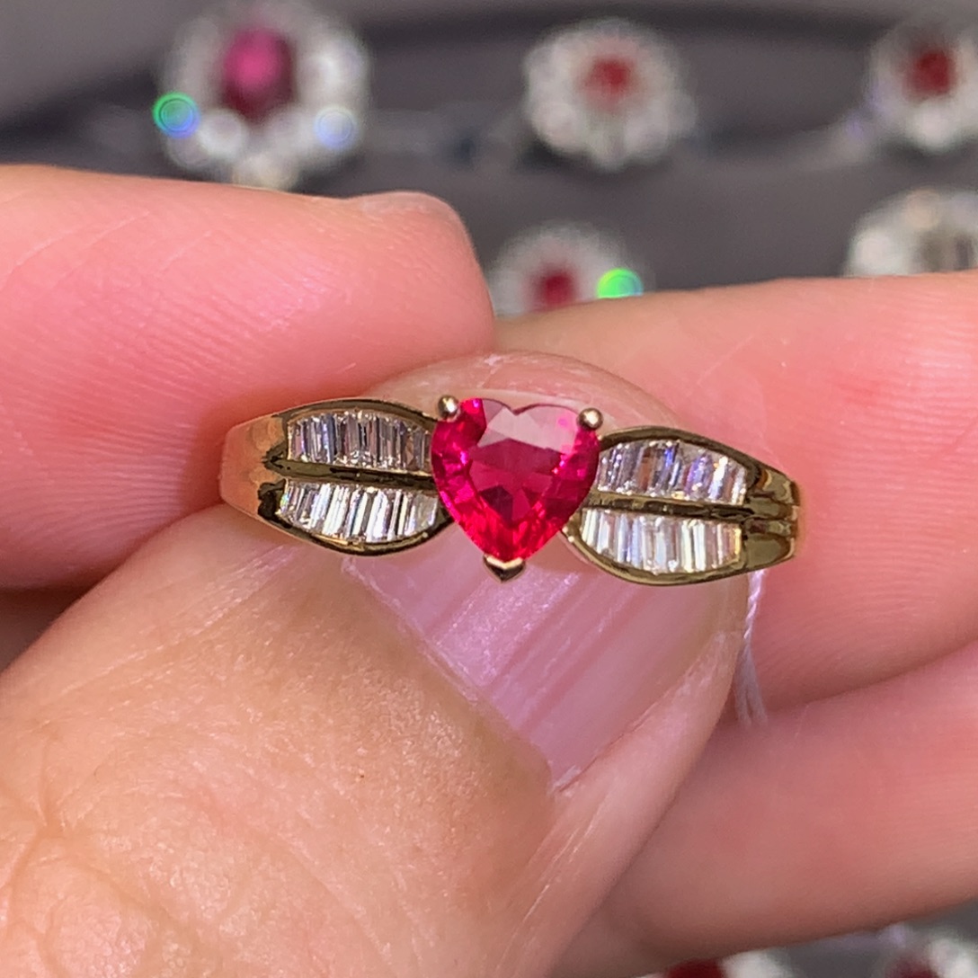 红宝石戒指18K金镶嵌