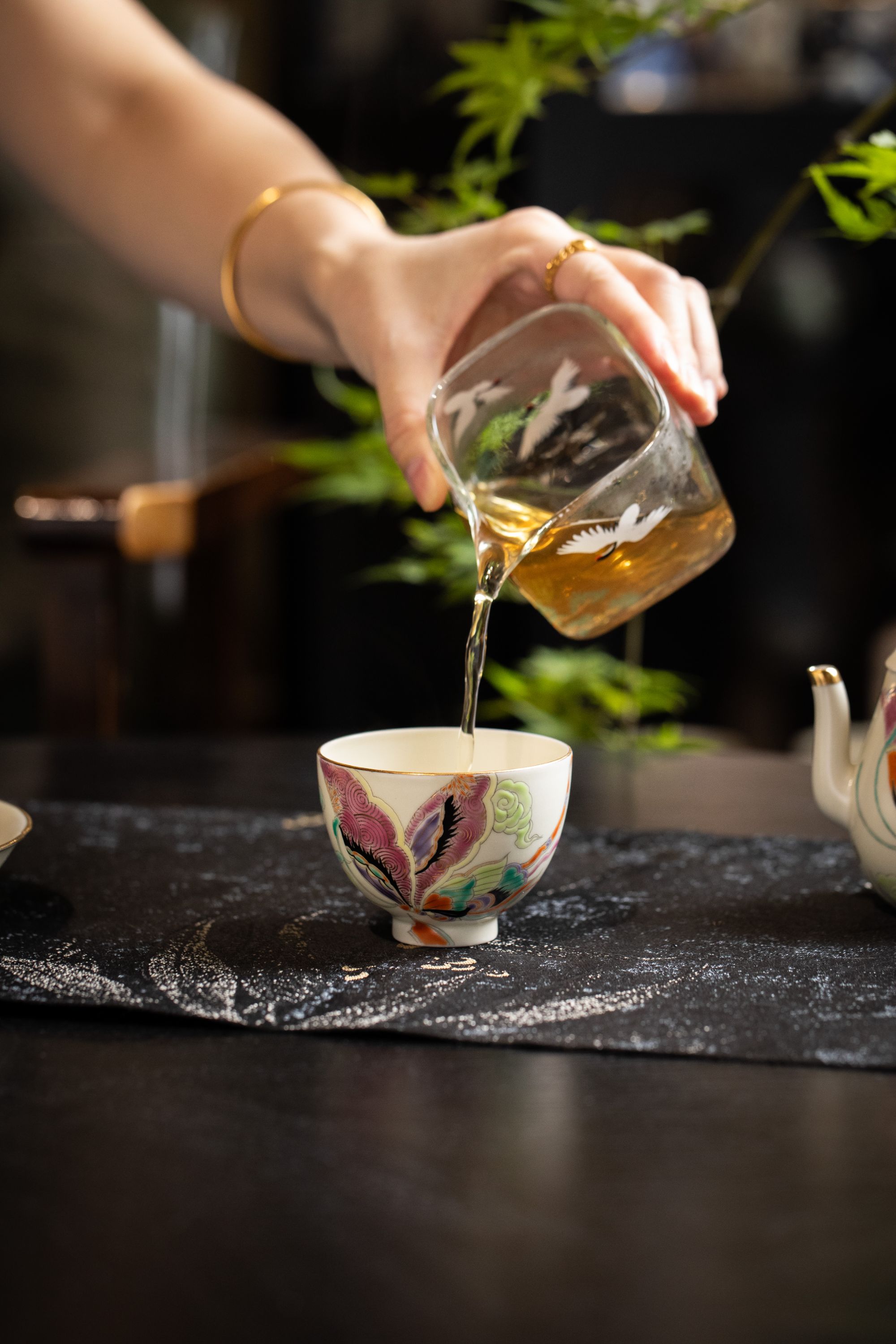 雨溪山房—彩蝶穿花主人杯