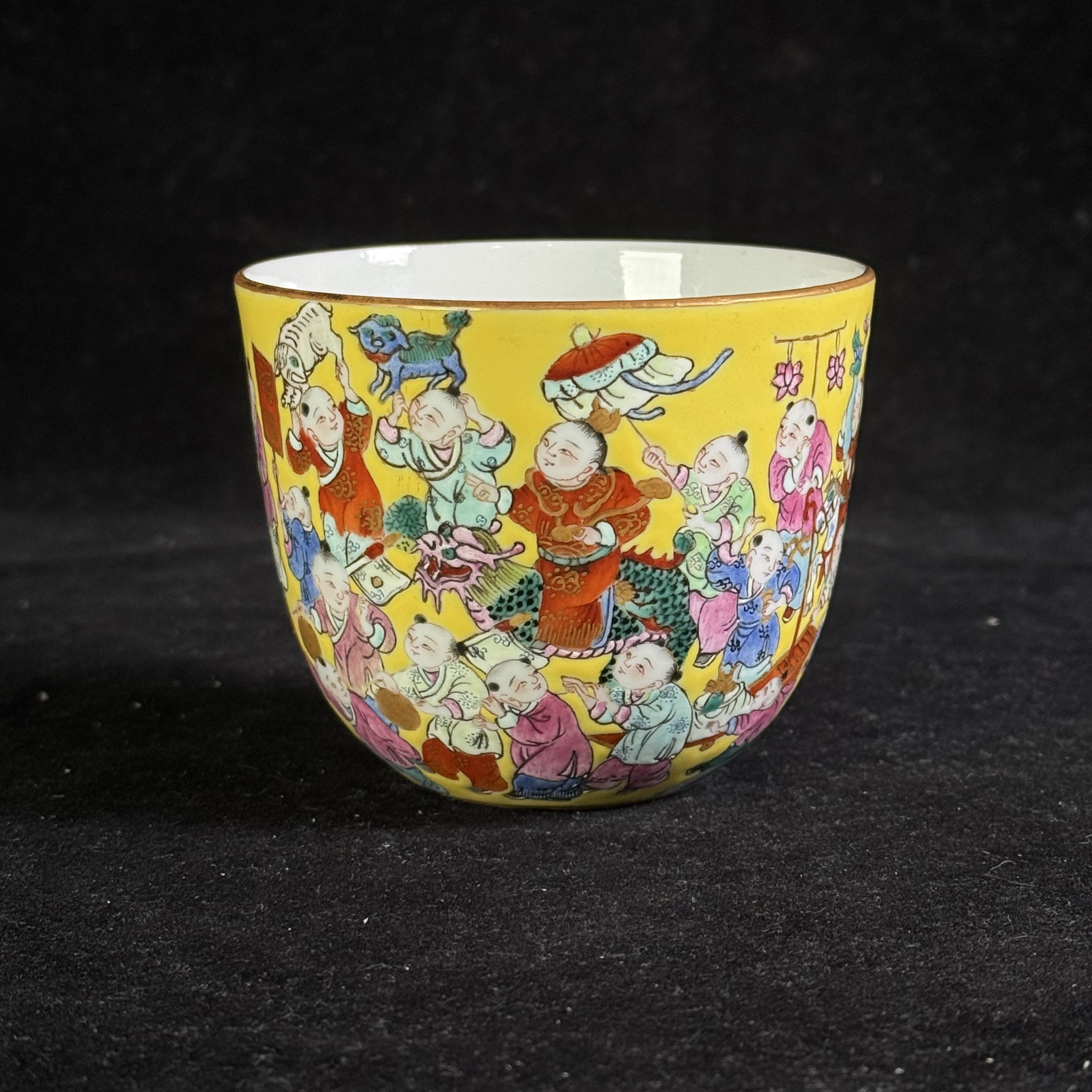 M黄地粉彩百子闹春图纹杯