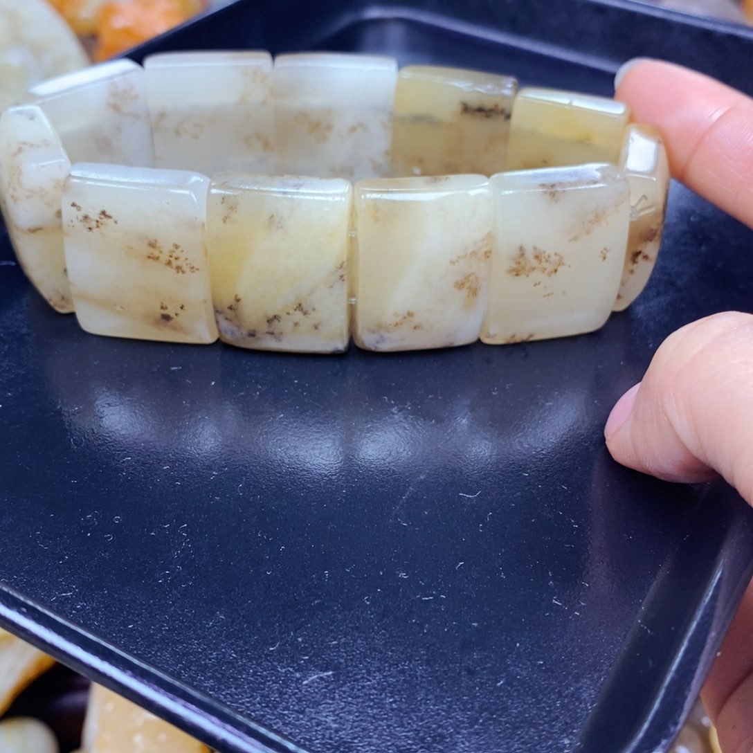 石英质玉未镶嵌颈饰