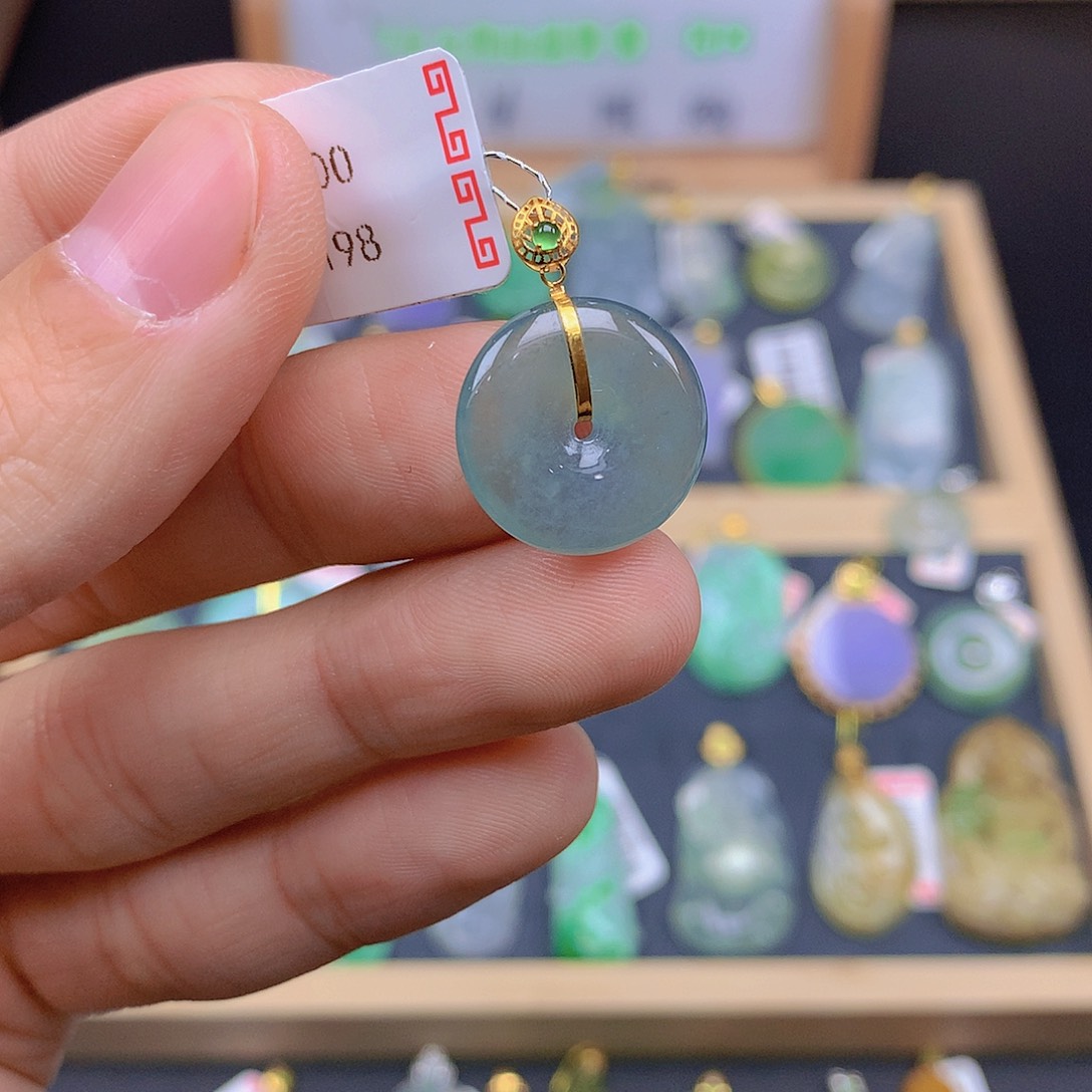 翡翠颈饰18K金镶嵌翡翠