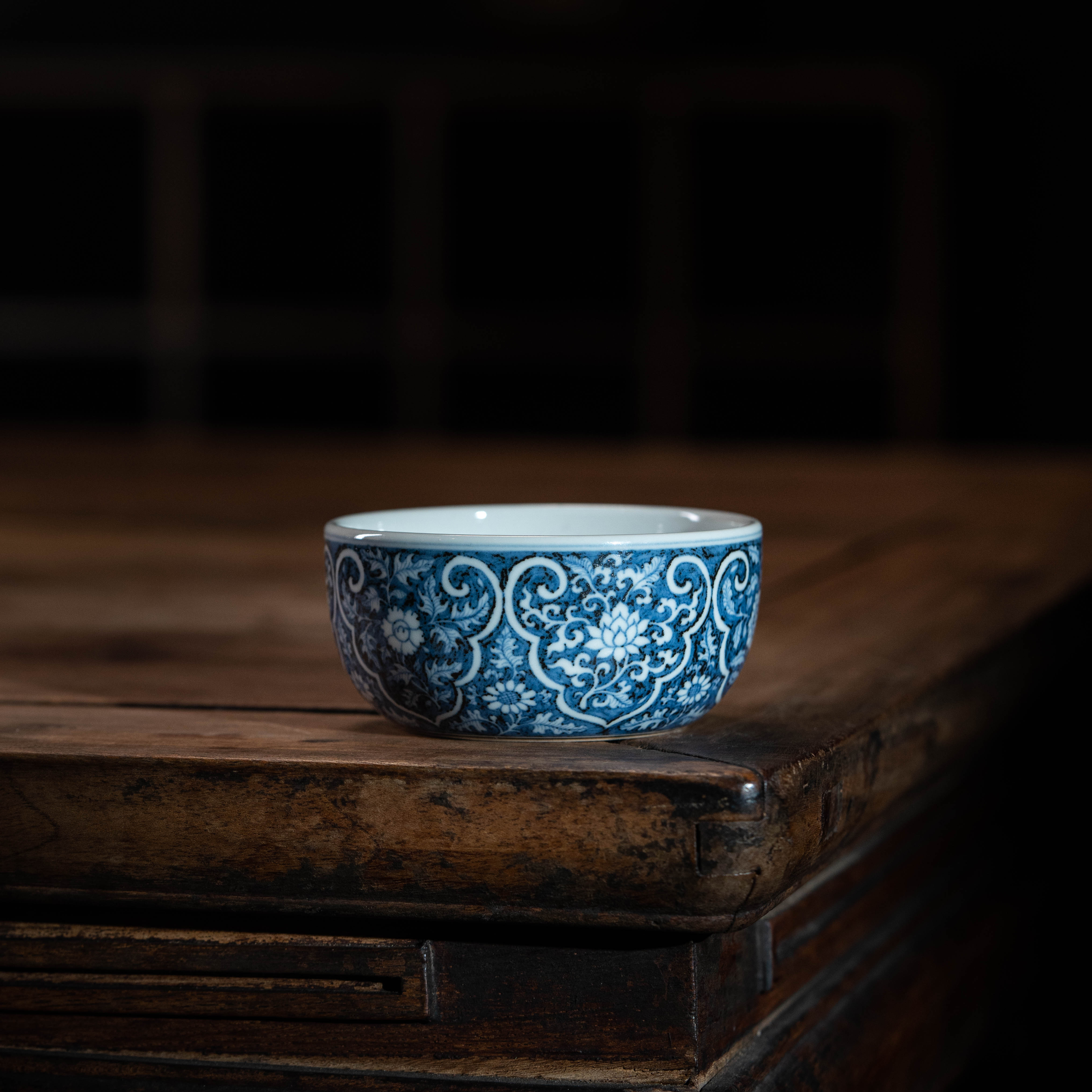 【搏泥幻化】蓝地如意花卉内杂宝缸杯130cc 瓷器茶周边