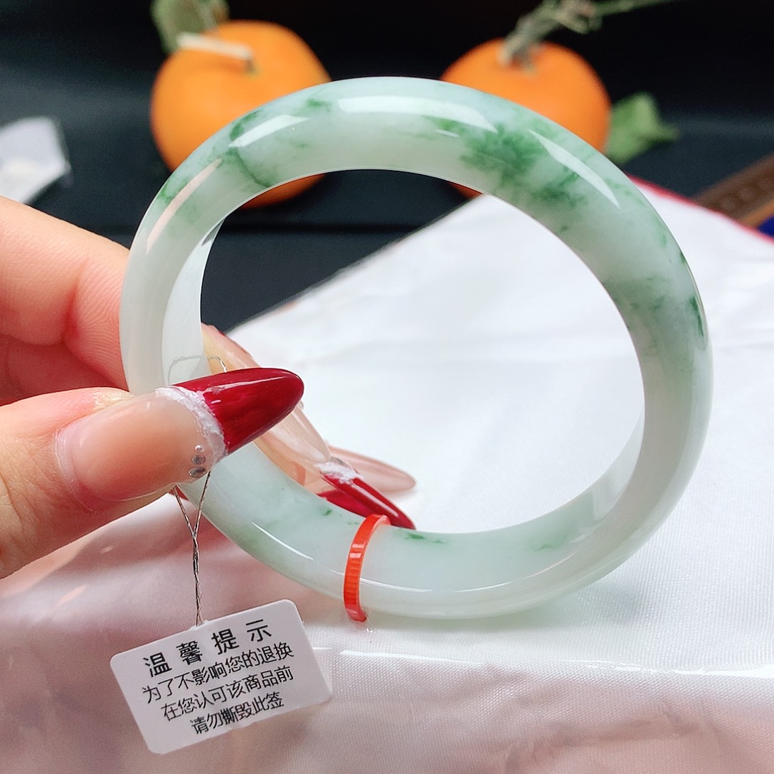 翡翠手镯未镶嵌55圈