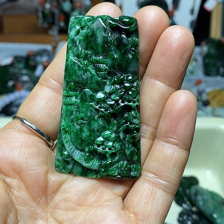 翡翠未镶嵌吊坠(赠链)