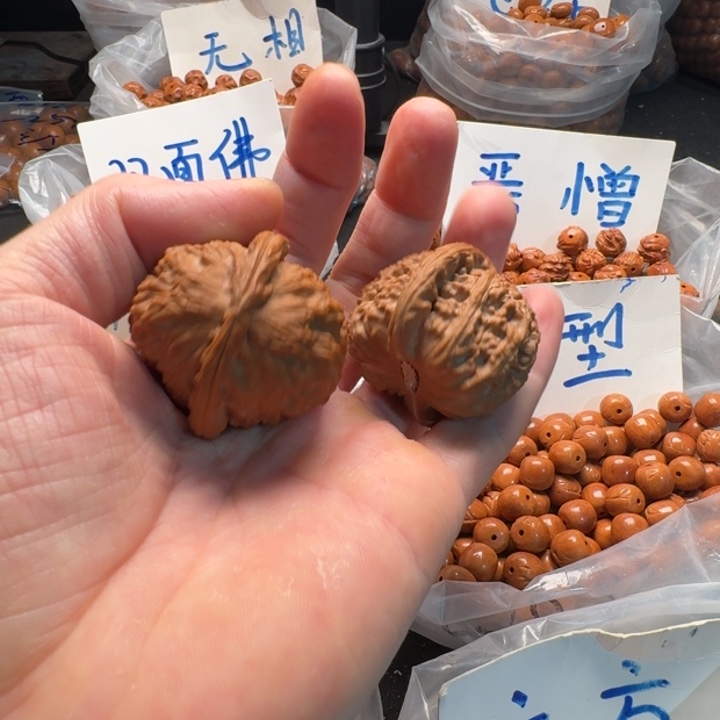 桃核吊坠白狮子头