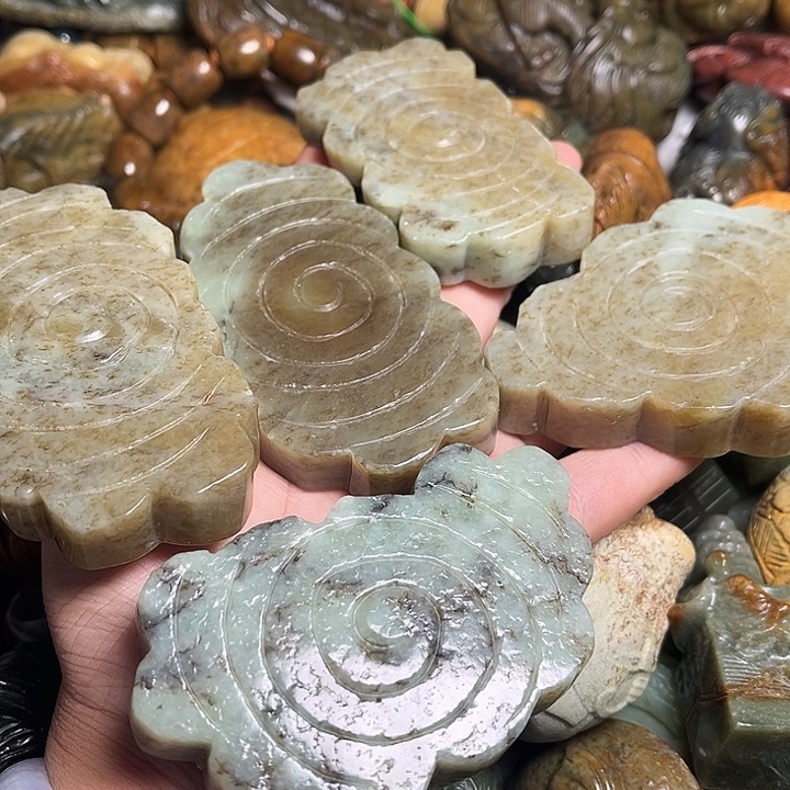 未镶嵌岫岩河磨玉（透闪石质玉）挂件