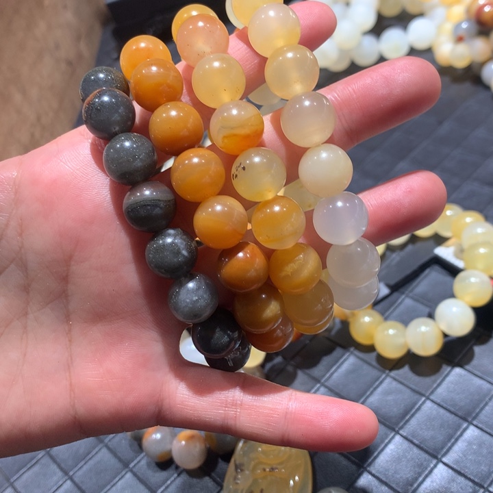 石英质玉（黄龙玉）未镶嵌颈饰