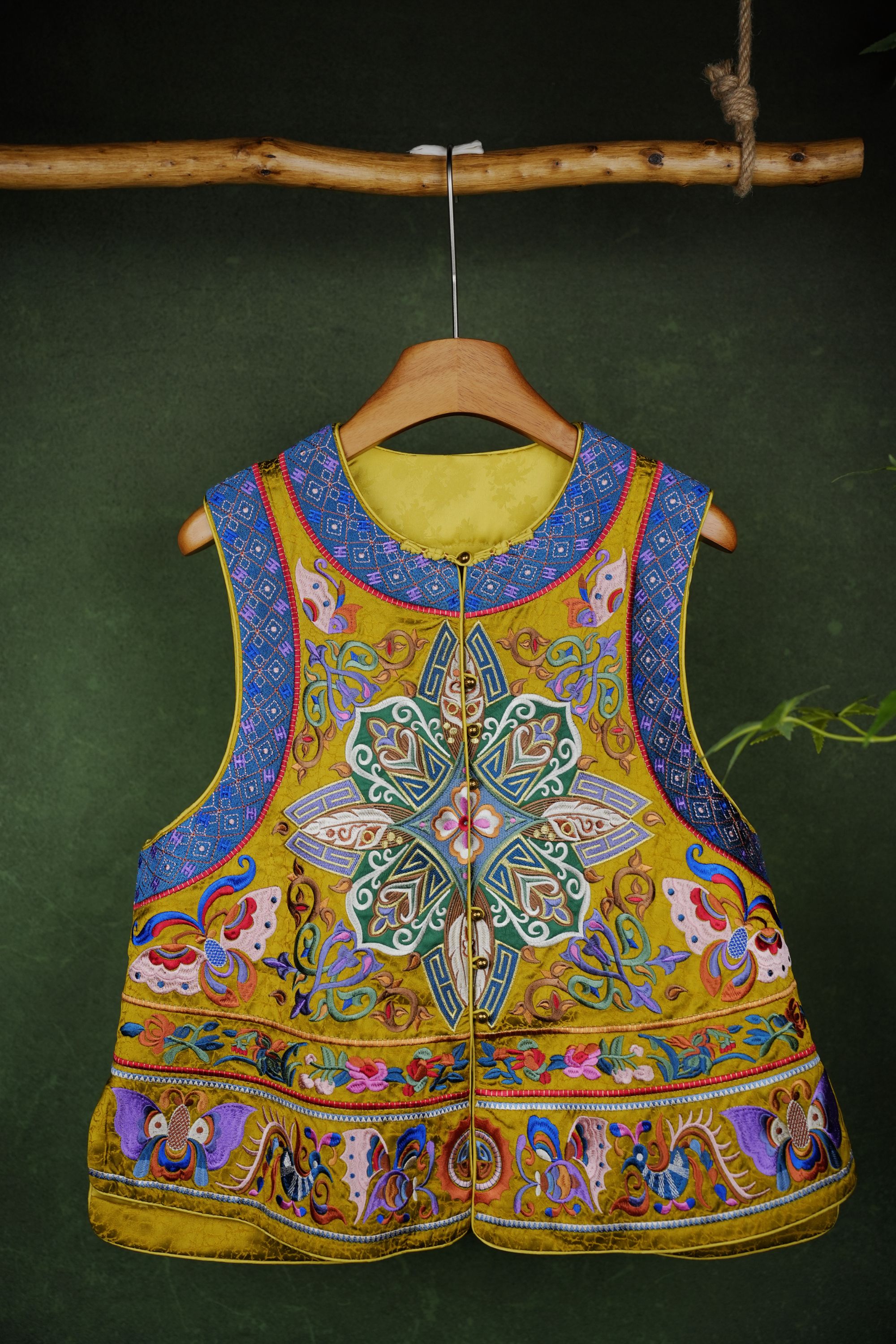 素纱莨绸【锦沁】 蝴蝶重工刺绣一字盘扣马甲背心