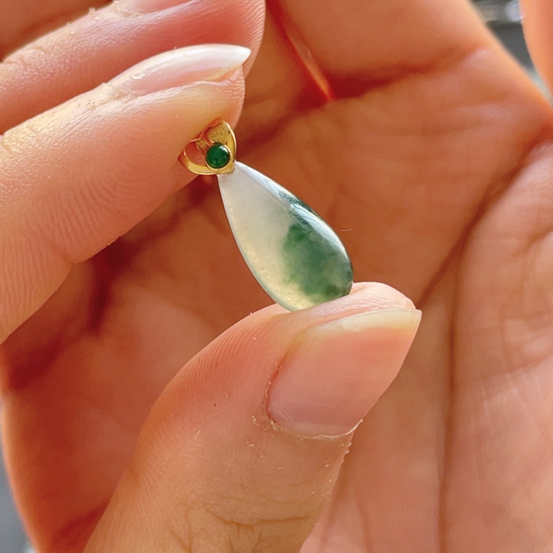 翡翠颈饰18K金镶嵌水滴