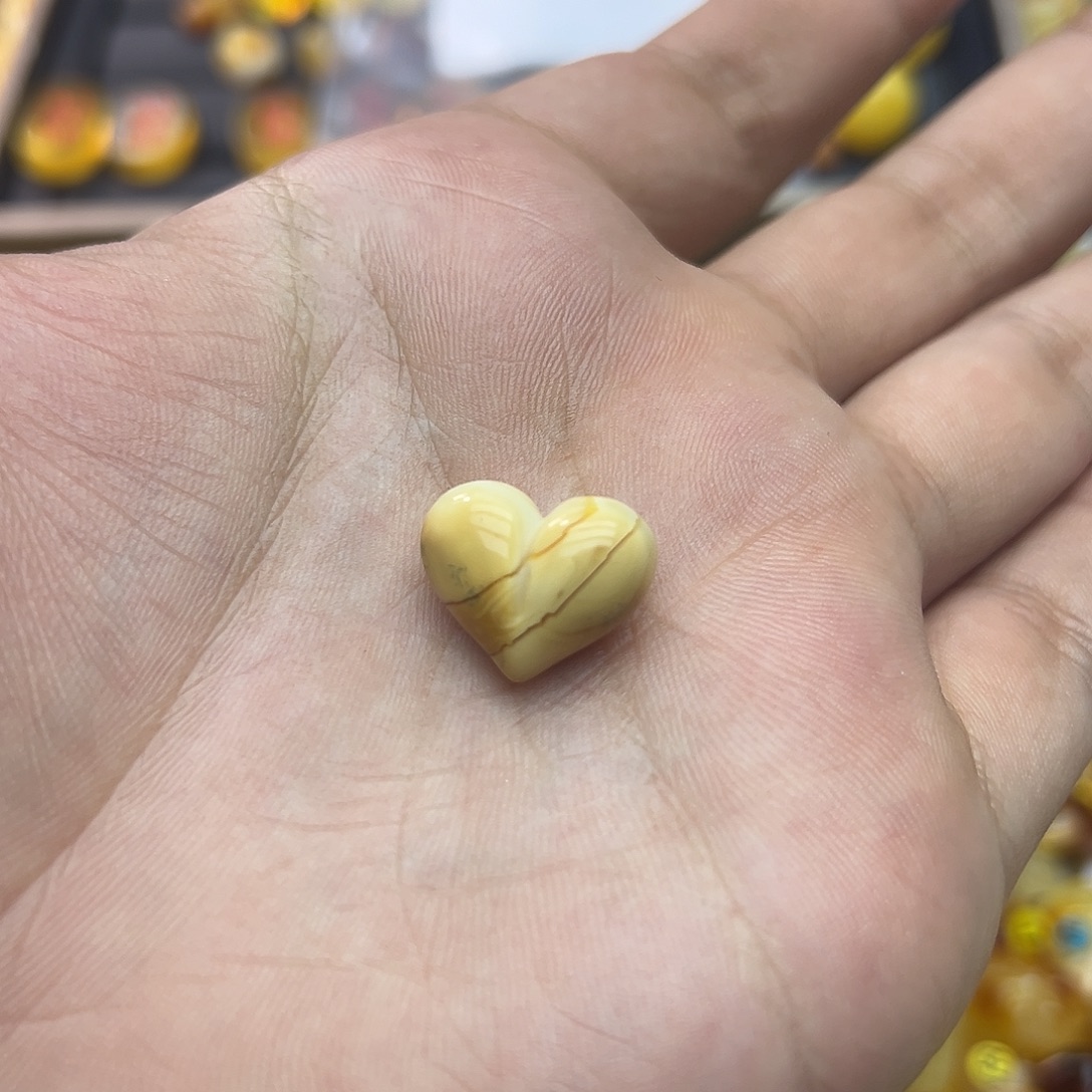 宝***贝琥珀未镶嵌裸石蜜蜡爱心1.29g