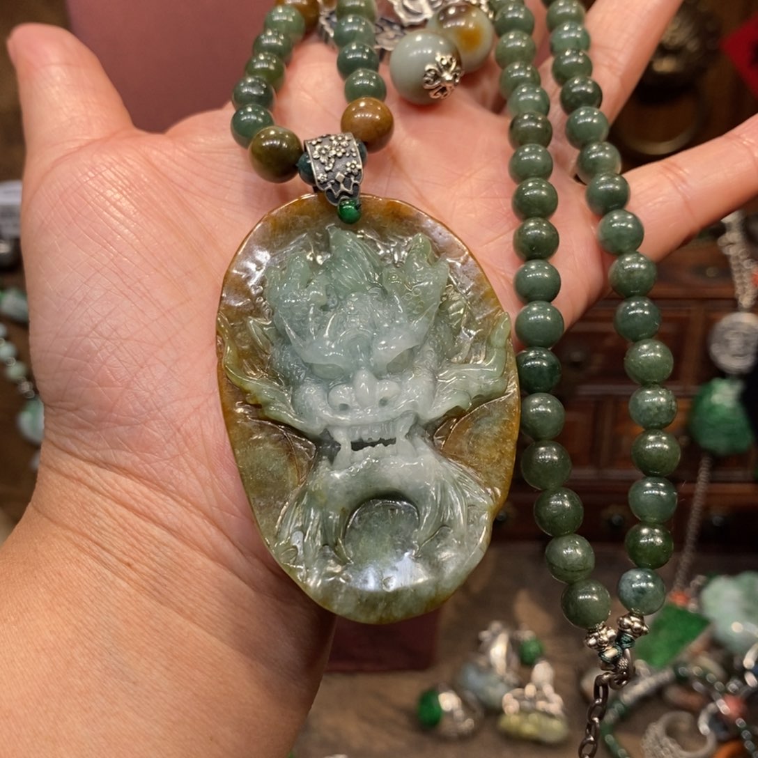 翡翠吊坠(赠链)未镶嵌