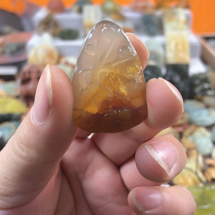 蛇纹石玉颈饰合金