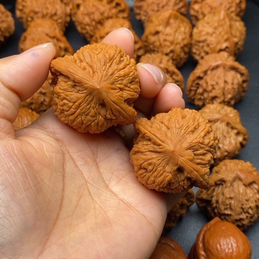 【闪购商品】文玩核桃把件43绣球