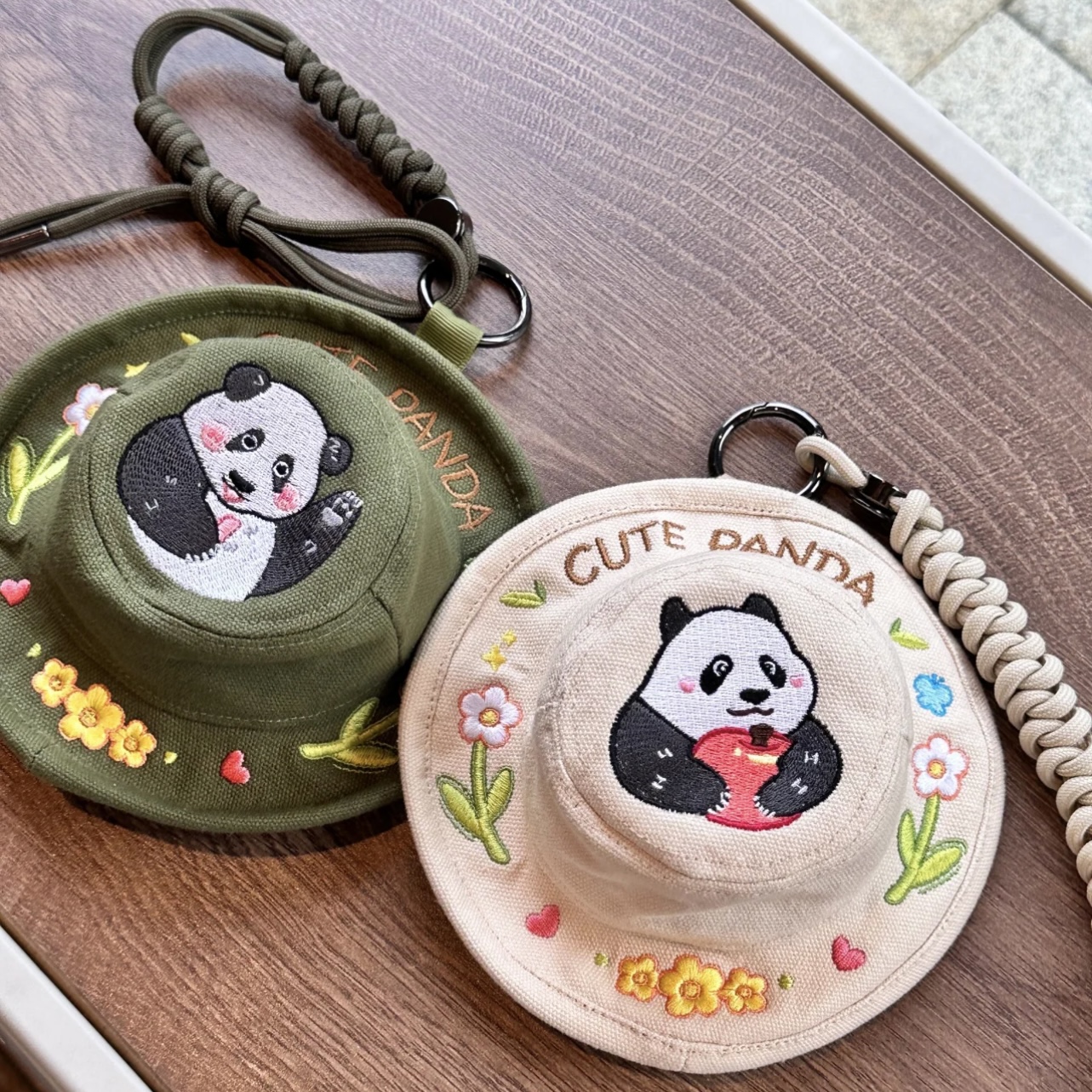 蜀龙博【渔夫帽挂包熊猫刺绣小包包挂件】