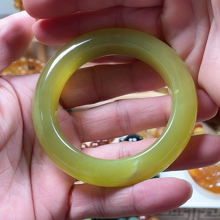 蛇纹石玉手镯未镶嵌