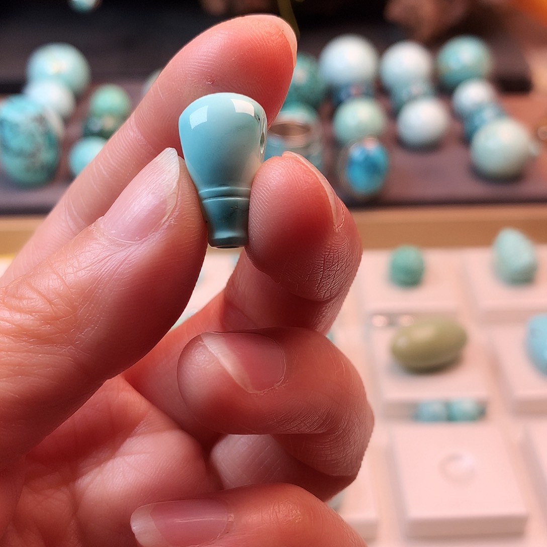 绿松石配饰未镶嵌老*哥