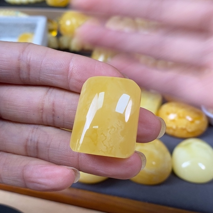 琥珀裸石未镶嵌无事牌