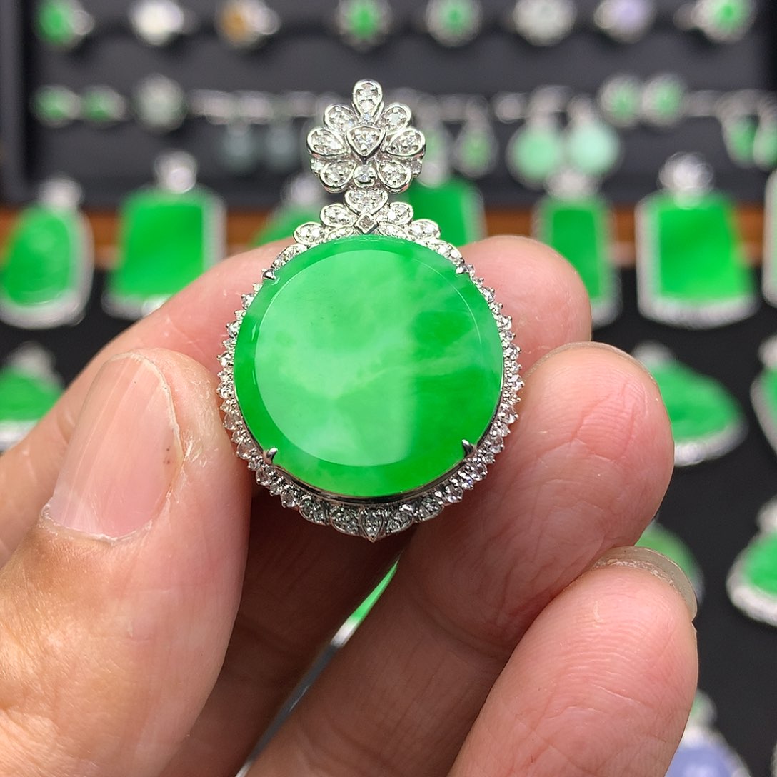 翡翠颈饰18K金镶嵌吊坠