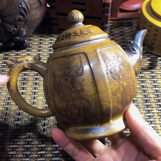 紫砂茶壶原矿泥料手工制作的紫砂壶。