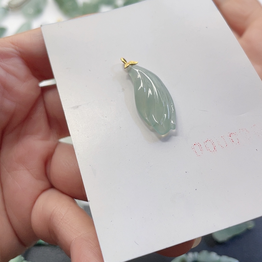 幼***兰翡翠未镶嵌颈饰玉兰花
