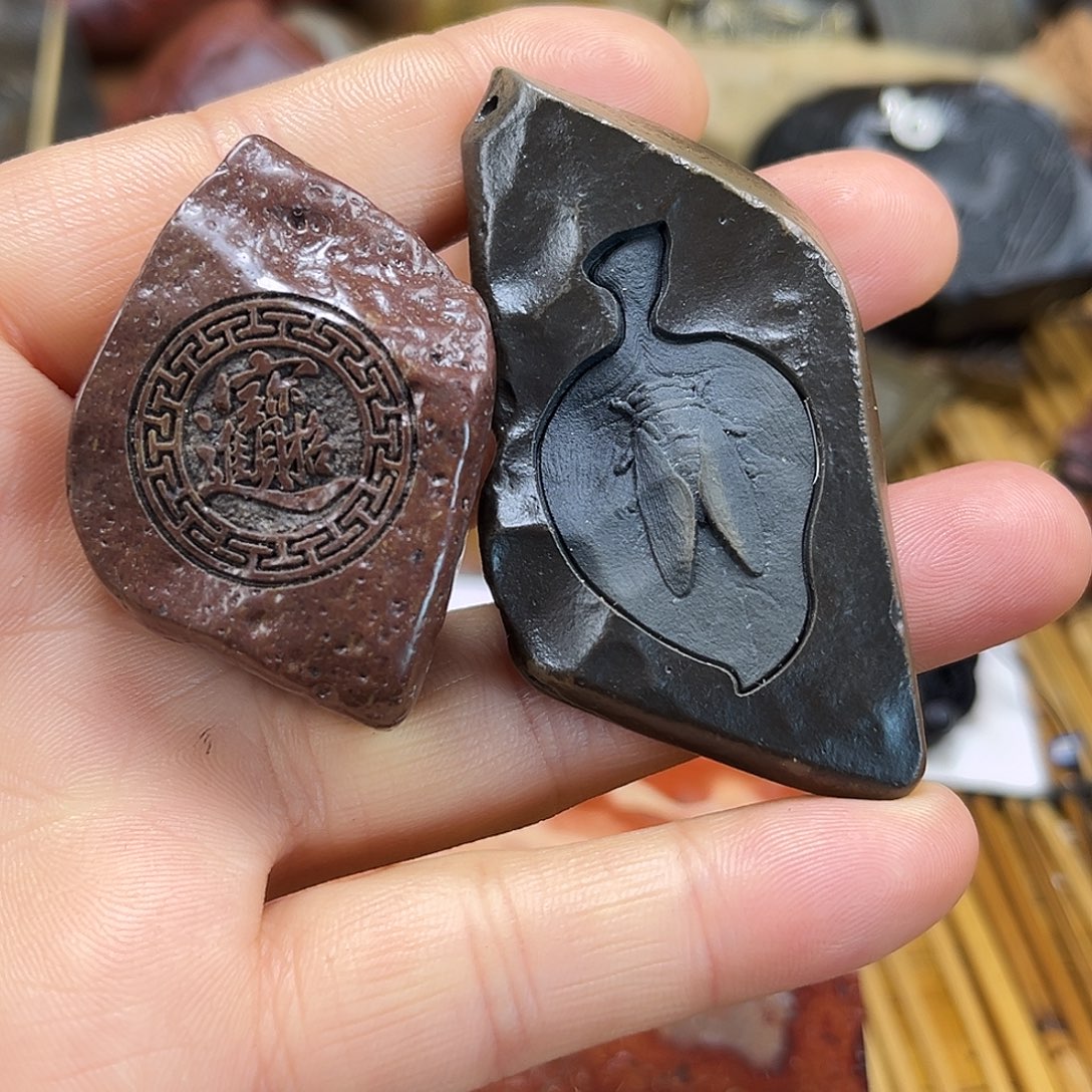 新疆原石雕刻手把件