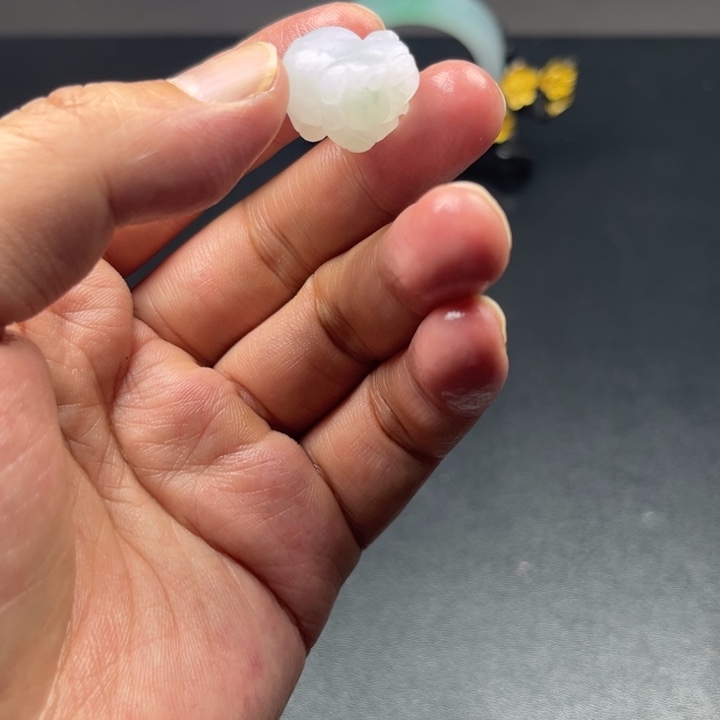 翡翠未镶嵌颈饰福猪