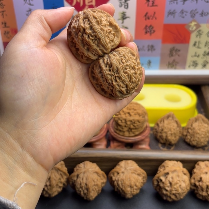 分***'文玩核桃把件三角白狮子