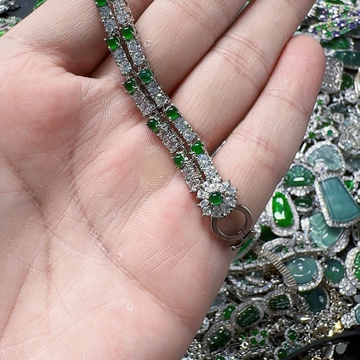 翡翠颈饰未镶嵌天然A货翡翠放漏