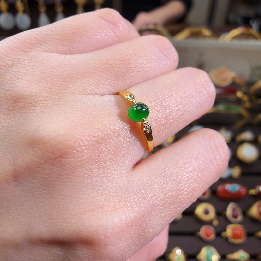 颈饰18K金镶嵌翡翠