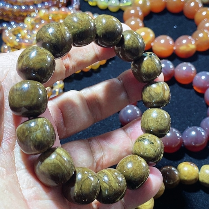 琥珀颈饰未镶嵌一