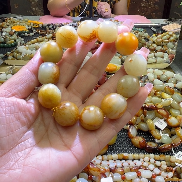 和田玉未镶嵌颈饰嘴*